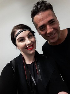 Koncert je otvorio hitom s posljednjeg albuma Nisam te zbog lepote volio, nastavivši nizati hitove poput Ljubavi, Lane moje, Nije ljubav stvar, a zagrebačkoj publici je, s obzirom da se međusobno godinama vole, na videozidu premijerno prikazao spot za najnoviju baladu Olovni vojnik.