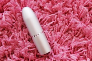 theBalm Girls lipstick Amanda Kiss my lips