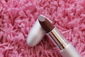 theBalm Girls lipstick Amanda Kiss my lips