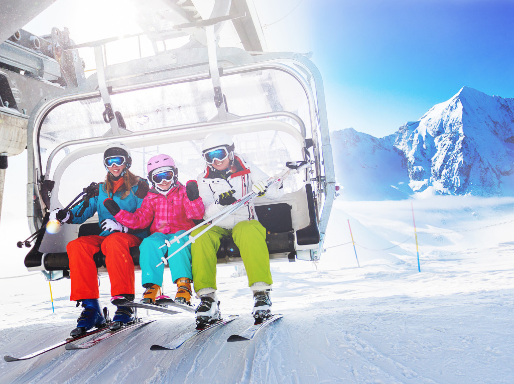 Ski, skiing - skiers on ski lift; Shutterstock ID 217296025; Projekt reference: Gewinnspiel; Client: HervisHU