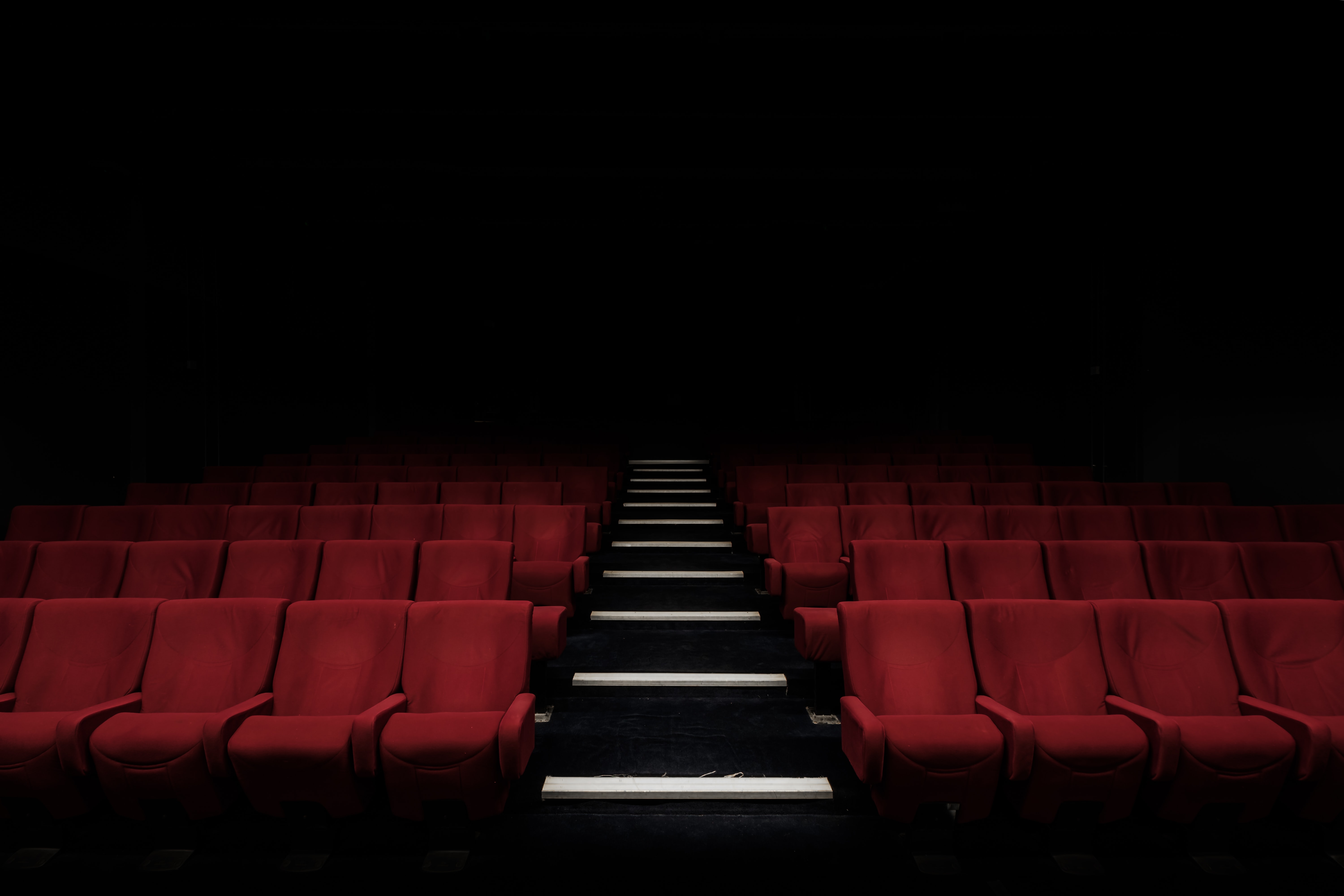 Theater seating. Малая сцена Ленсовета. Пустой кинотеатр. Зал кинотеатра. Пустой зрительный зал.