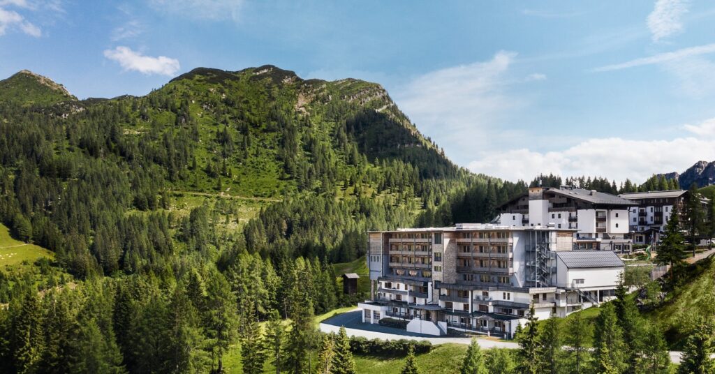 Falkensteiner Hotel Sonnenalpe SA Sonnenalpe, Architektur / Architecture, Auﬂenansicht / exterior view, Hotel Sonnenalpe, Pool, Sommer / Summer, Abies, Conifer, Fir, Plant, Tree Falkensteiner Hotel Sonnenalpe