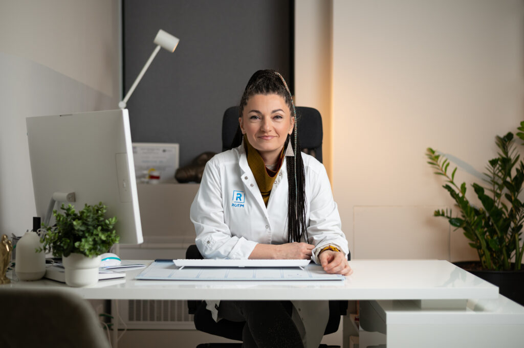 dr.sc. Iva Kožul Salihagić, dr.med., specijalistica urologije, te subspecijalistica urodinamike i neurourologije.